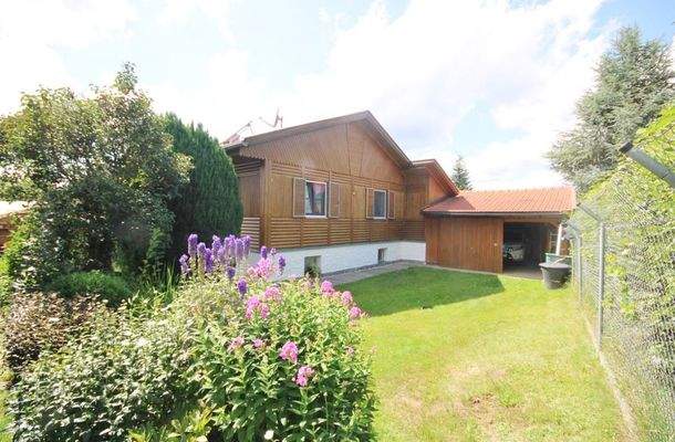 Hausansicht mit Rückseite Garage