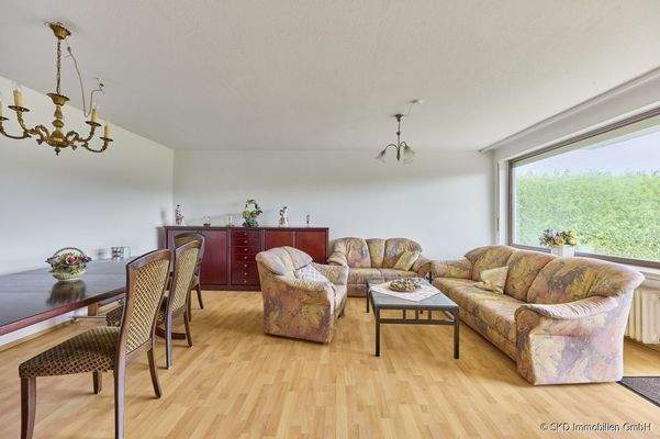 Wohn-Essbereich mit großem Panoramafenster