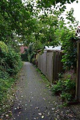 Weg hinter Garten