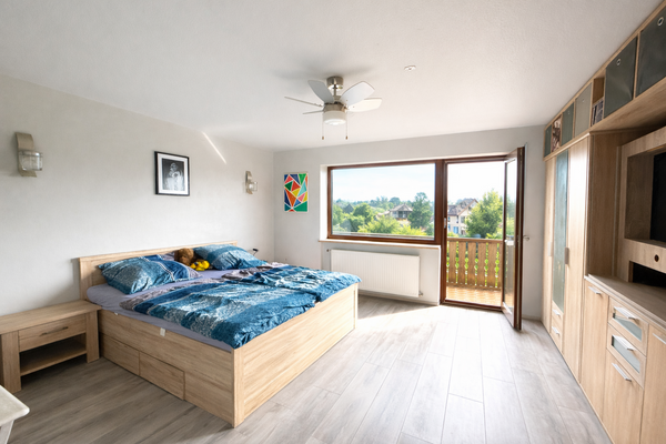Schlafzimmer mit Balkon