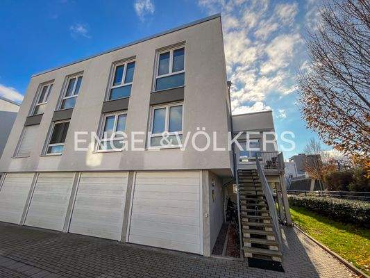 Rückansicht mit Zugang und Garage