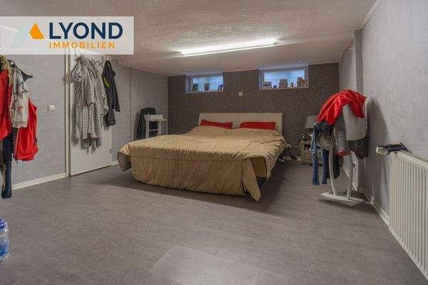 Schlafzimmer mit Zugang zum Ankleideraum