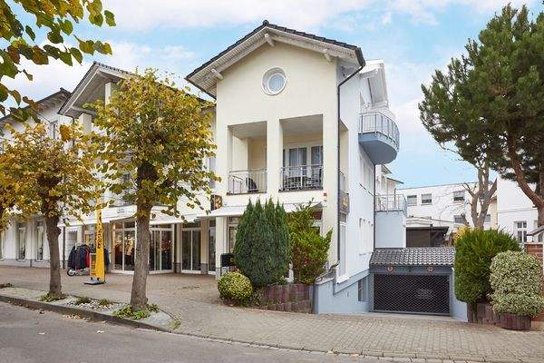 Außenansicht mit Tiefgarageneinfahrt