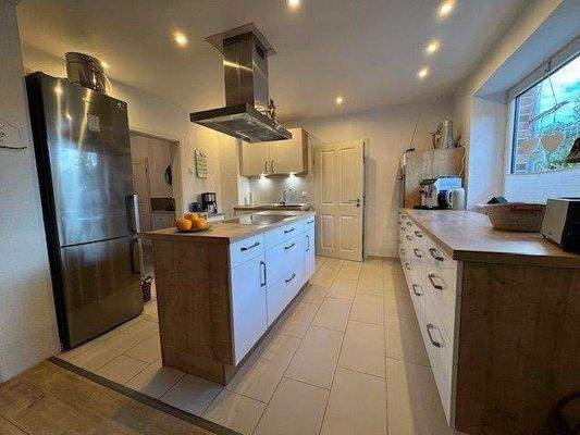 Offene Küche mit Einbauküche