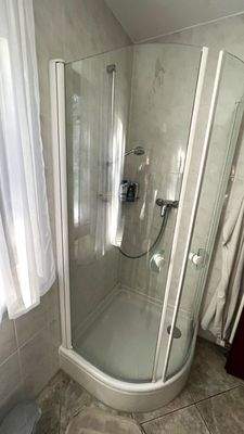 Bad mit Wanne, Dusche, WC, Bidet und Waschbecken - EG