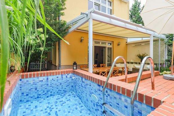 Impression Terrasse und Pool mit seitlichem Zugang