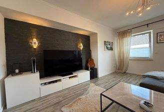 Wohnzimmer mit TV-Bereich