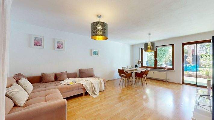 Geräumiges Wohnzimmer