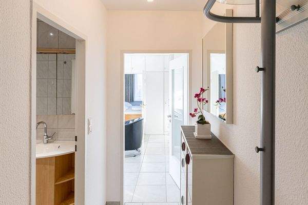 Flur mit Zugang zum Duschbad