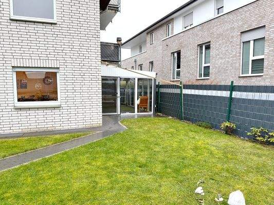 Garten mit Blick zur Terrasse (Wintergarten)