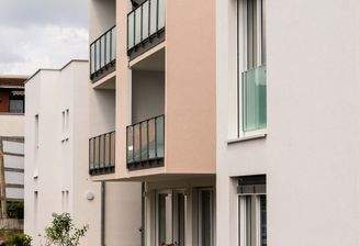 Seitliche Hausansicht + Blumen