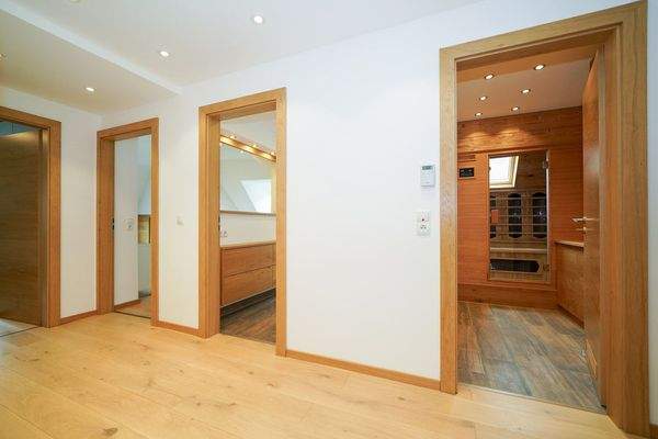 Flur/Blick zur Infrarot-Sauna