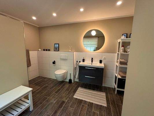 Badezimmer im Erdgeschoß ( I ) 