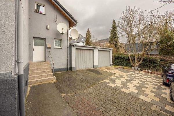 Garagenhof mit zwei Garagen