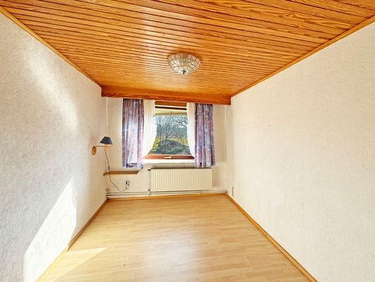 Gästezimmer mit Gaube zur Straße