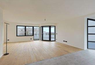 Lichtdurchfluteter Wohn- und Essbereich mit großem Balkon