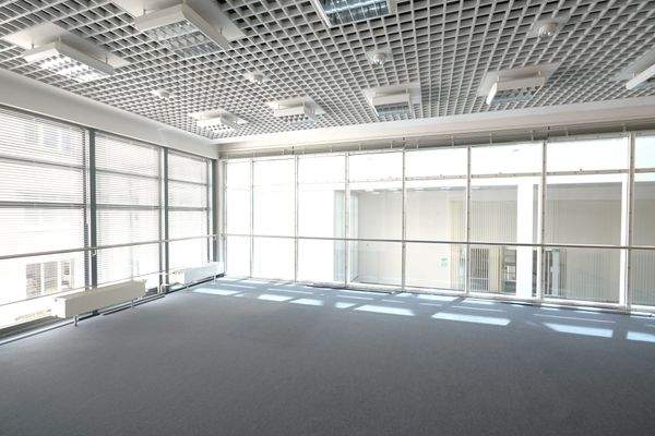 Büro auf der Empore des ehem. Schalterraums