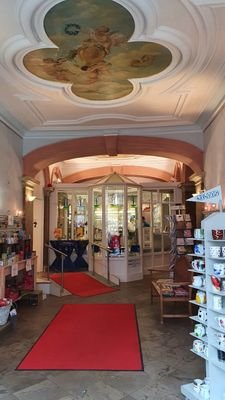 Foyer2.jpg