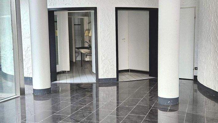 Flur-/Garderobenbereich vor WC-Anlagen