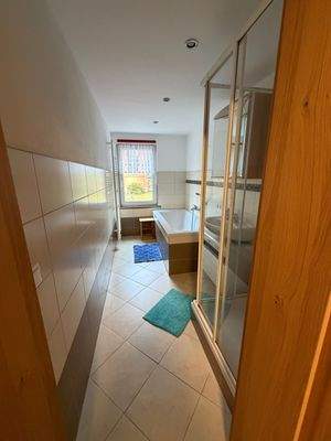 Tageslichtbad mit Dusche und Wanne