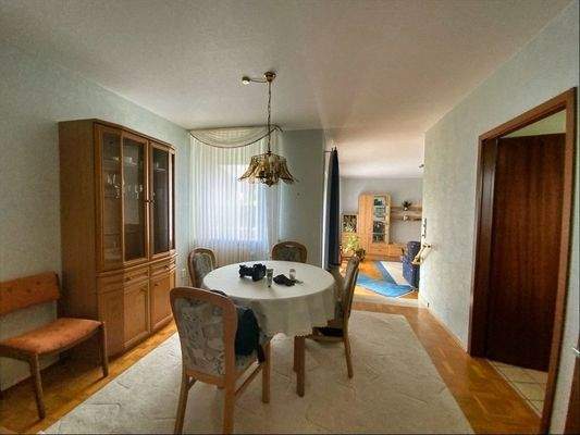 Esszimmer mit Zugang zur Küche und zum Wohnzimmer