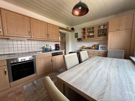 7 Küche mit Einbauküche.jpg