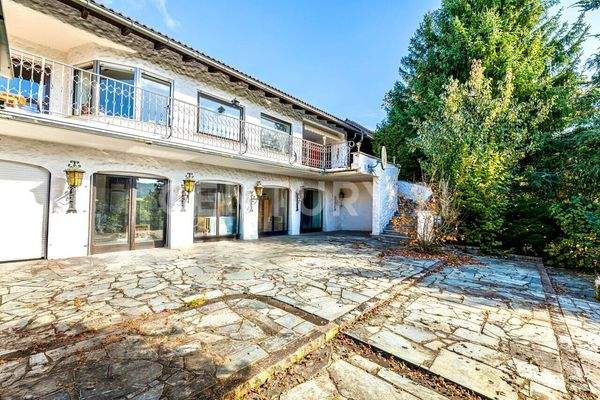 Aussenansicht Terrasse und Blakon