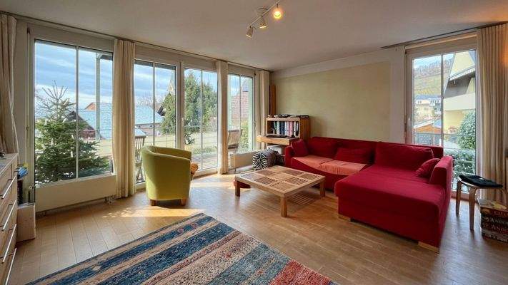 Heller, einladender Wohnbereich mit direktem Zugang auf den großen Balkon