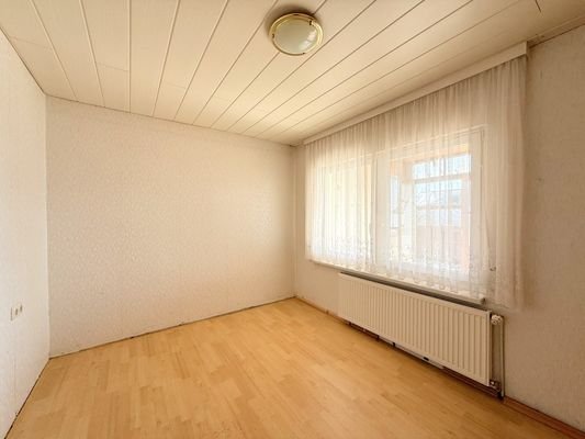 Schlafzimmer mit großem Fenster
