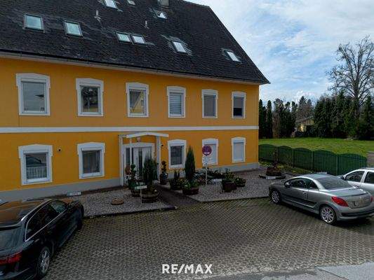 Hausansicht/Parkplätze