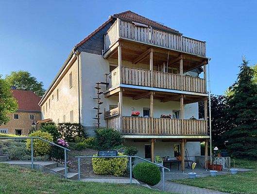 1_Frontansicht Haupthaus.jpg