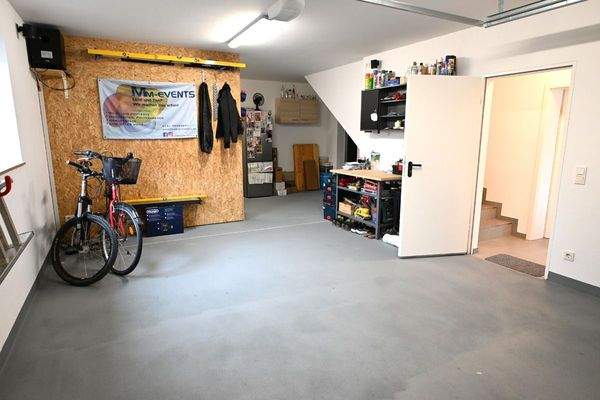 große Doppelgarage+Hobbyraum