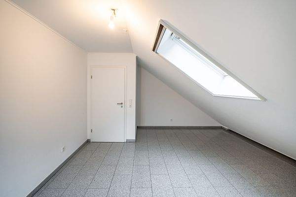 Die Dachflächenfenster lassen sich manuell verdunkeln. 