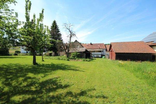 Grundstück mit Blick auf die Gebäude