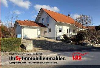 Gesamtansicht mit Garage