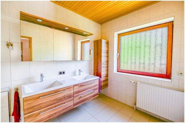 Badezimmer im Erdgeschoss