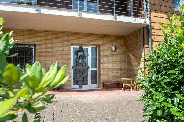 Eingang und Terrasse zur ELW 