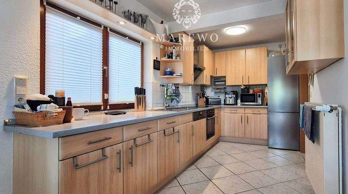 Küche mit Einbauküche, Erdgeschoss