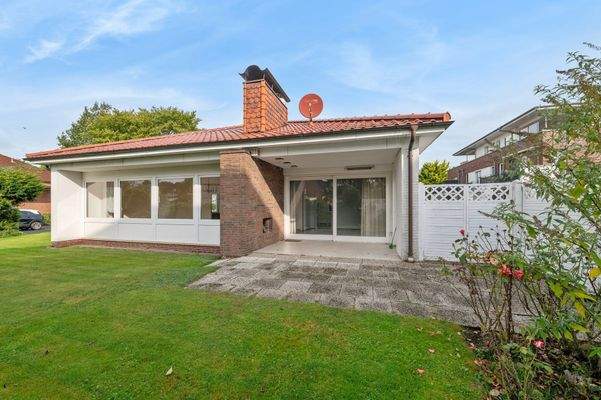 Überdachter Terrassenbereich mit Außenkamin