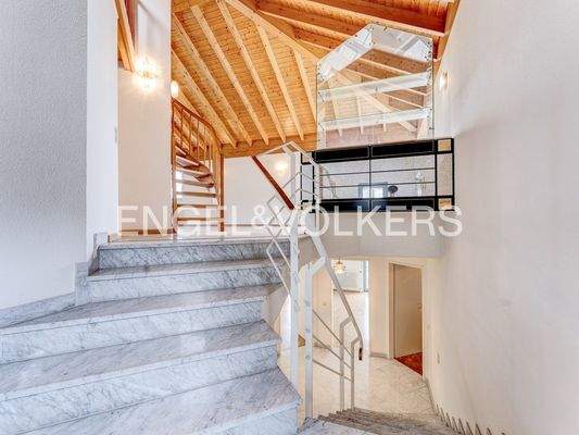 Treppe zur Wohnebene