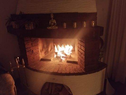 gemütlicher offener Kamin