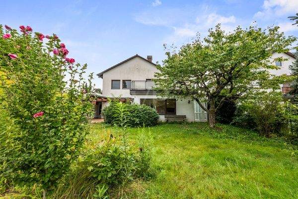 Großer Gartenbereich mit Blick auf das Haus