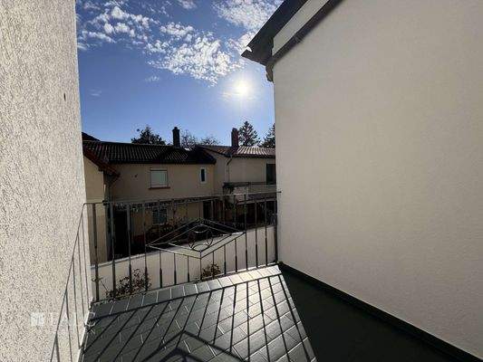 kleiner Balkon im Obergeschoss