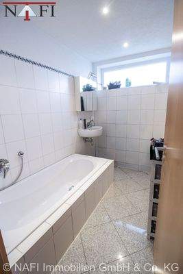 Tageslichtbad mit Dusche und Wanne