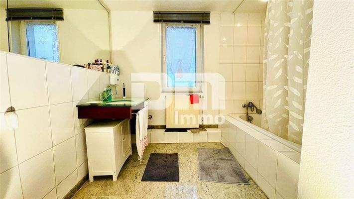 OG Badezimmer / Badewanne