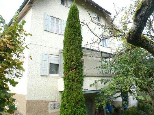 Hausansicht mit Balkon