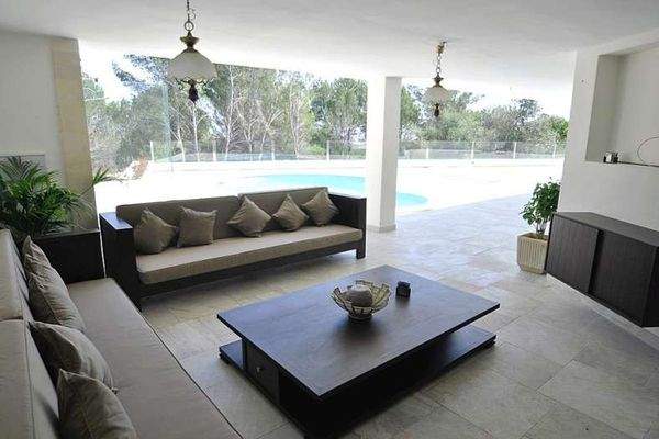 Komfortabler Entspannungsbereich neben dem Pool