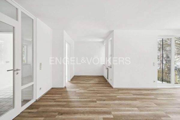 Essbereich im Wohnzimmer/Zimmer 1 mit Durchgang zur Küche