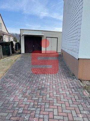 Einfahrt - Blick zur Garage