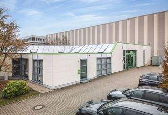 Rechter Hallenzugang